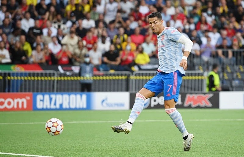 b&oacute;ng đ&aacute; đ&ecirc;m khuya